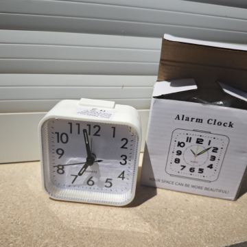 NOVI ALARM SAT BUDILICA 8cm x 8cm x 4cm