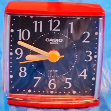 Casio budilica, crveno-crna