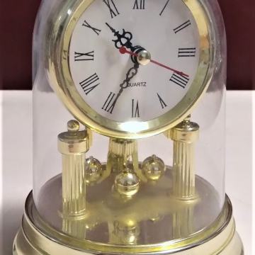 komodni sat godišnjak - quartz