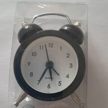 Maleni crni metalni sat, budilica sa okruglom baterijom