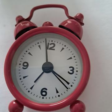 Mali crveni sat budilica