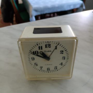 MANJI STOLNI SAT (vekerica) NA NAVIJANJE SLAVA