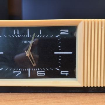 Mehanička ruska budilica Nairi