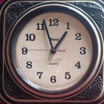 Ostali satovi, Insa  - zidni sat