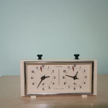 Prodajem šahovski sat JANTAR USSR