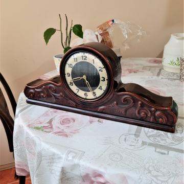 Prodajem stari keramički kaminski sat mehanički 35€..super stanje