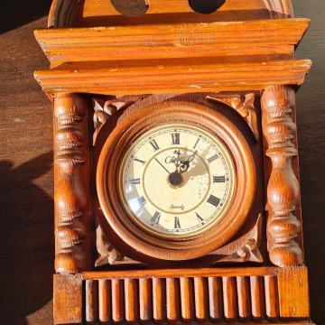 Sat, zidni, drveni. Na bateriju. Ispravan. 
Visina: 39.5 cm
Širina: 20