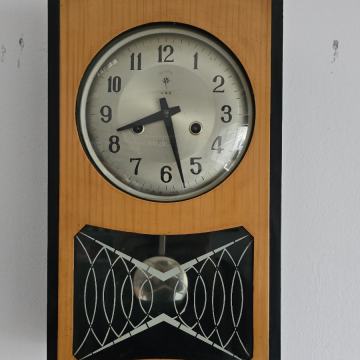 Stari mehanički zidni sat, drveno kučište