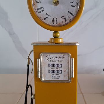 STOLNI QUARTZ SAT U OBLIKU VINTAGE BENZINSKE CRPKE