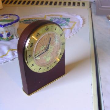 Stolni sat na bateriju