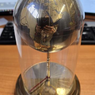 Stolni sat s globusom, vrlo rijedak primjerak