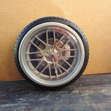 Stolni sat u obliku automobilskog kotaca