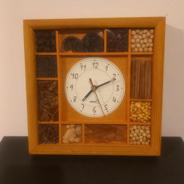 Zidni drveni sat ( 23 × 23 cm )