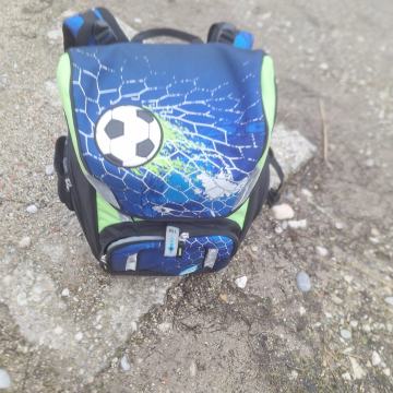 Dvije dječje školske torbe