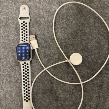 Apple Watch 7 41mm srebrni Nike