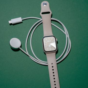 APPLE Watch S8 GPS, 41mm, Starlight Aluminium Case