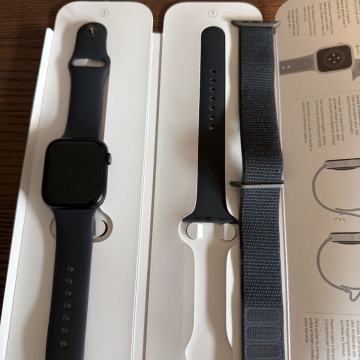 Apple Watch S9 sa dodatnom original narukvicom
