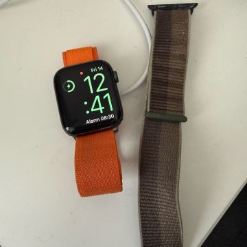 Apple Watch SE 44mm crni