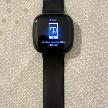 Fitbit versa 3 smartwatch s gps-om