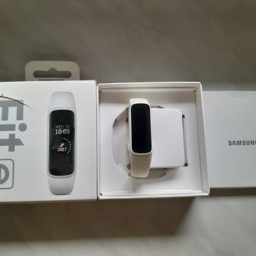 Prodajem Samsung e fit pametni sat...