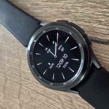 Samsung Galaxy Watch 4 Classic (46 mm) + 5 remena