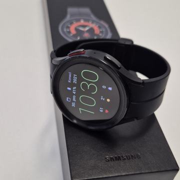 Samsung Galaxy Watch 5 pro crni