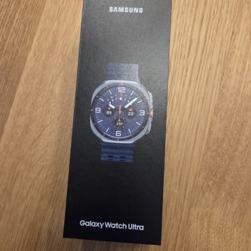 Samsung Galaxy Watch Ultra (2025) + Extra Trail Band – Top Stanje