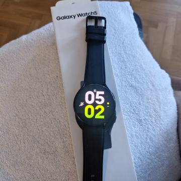 Samsung watch 5 crni
