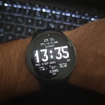 **SUPER PRILIKA: Garmin Forerunner 965 + dodaci