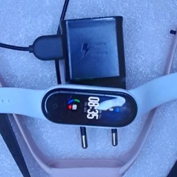 Xiaomi Mi Smart Band 5 – ispravna + 3 nova remena (3 boje) + punjač