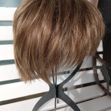 Sintetička perika sa šiškama