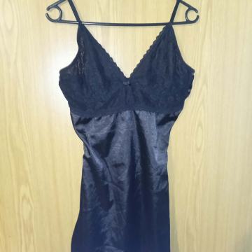 Crna satenska spavaćica sa naramenicama