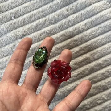 Dva prstena crveni cvijet i zeleni kamen