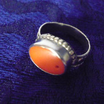 Antik prsten sa crvenim kamenom