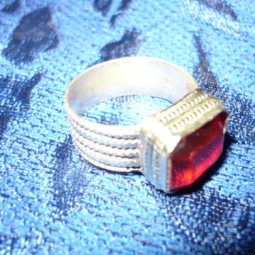 Antik prsten sa crvenom gemom