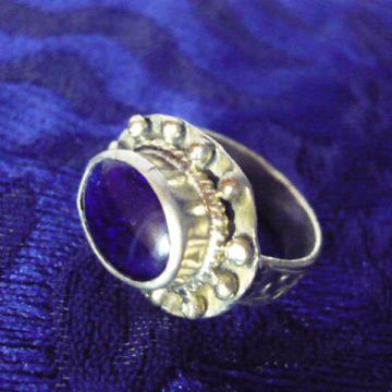 Antik prsten sa duboko plavom gemom sa vijenčićem
