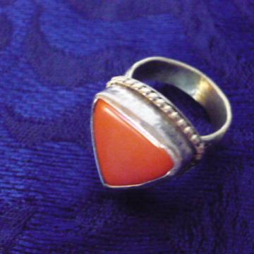 Antik prsten sa narančastim kamenom, oblik srca