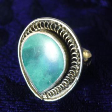 Antik prsten sa svijetlo-tamno zelenim kamenom, ovalni