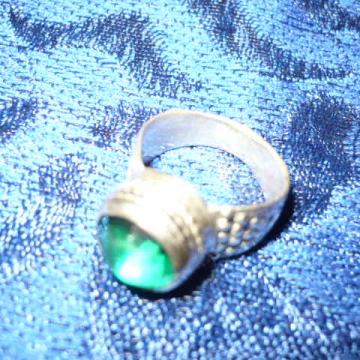 Antik prsten sa zelenom gemom okrugli