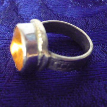 Antik prsten sa žutom gemom, okrugli