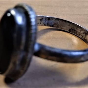 antiqua prsten sa crnim opalom