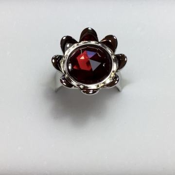 Crveni prsten cvjetnog uzorka