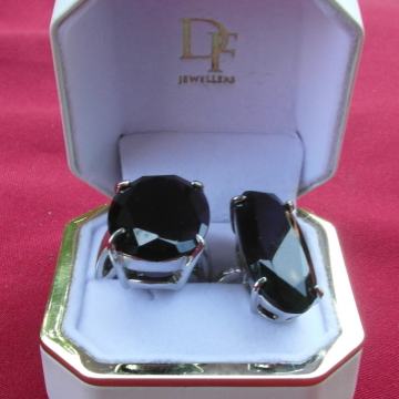 Dva prstena sa crnim kamenima