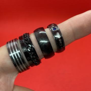 Lot od 4 crna prstena čelik