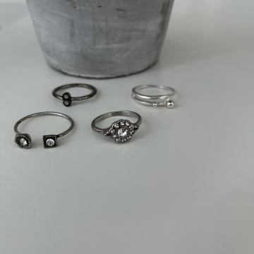 Lot 4 komada prstena /TOTALNA ČISTKA