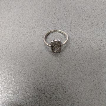 lijepi mali i stari više godina prsten , ne znam od čega je napravljen