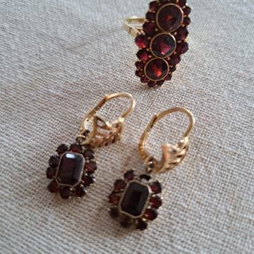 Nakit, prsten i naušnice u kompletu od 14 karatnog zlata i granata