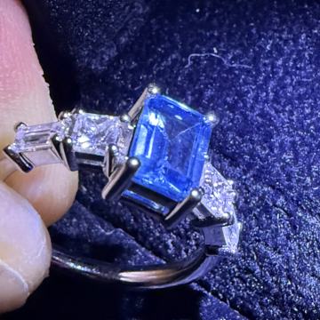 Nov zaručnički prsten bijelo zlato, modri topaz, moissanite