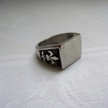 PEČATNJAK MUŠKI PRSTEN SA HERALDIČKIM LJILJANOM GRB