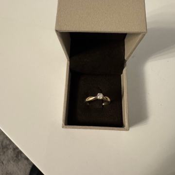 Prahir zlatni dijamantni zaručnički prsten